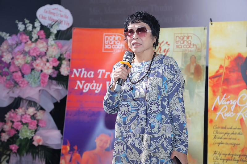 Dieu Ha cung e-kip mang dan Piano nua tan len nui quay MV-Hinh-7