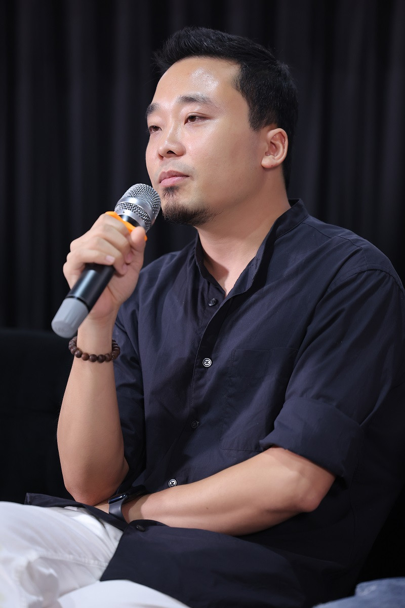 Dieu Ha cung e-kip mang dan Piano nua tan len nui quay MV-Hinh-4