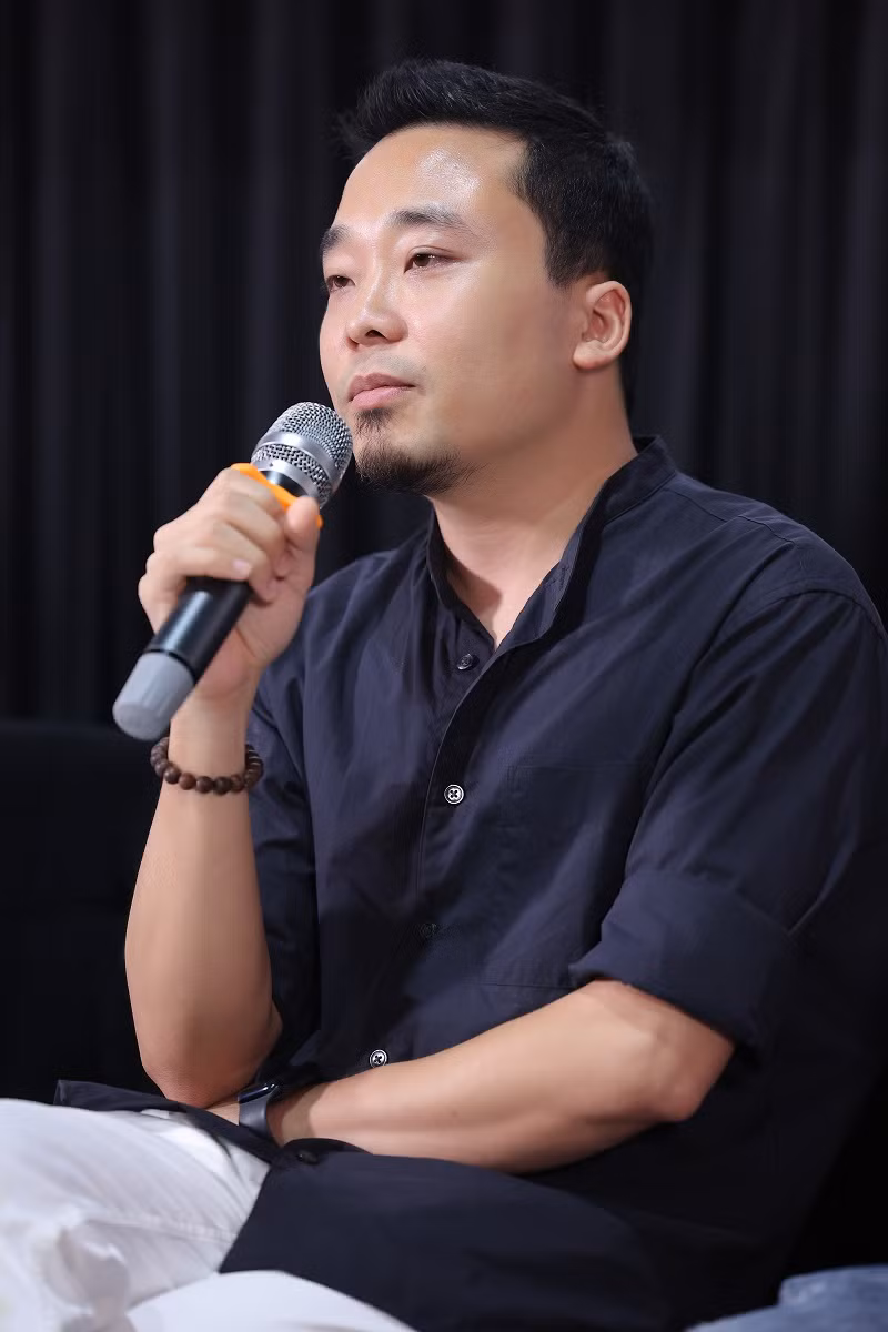 Dieu Ha cung e-kip mang dan Piano nua tan len nui quay MV-Hinh-4