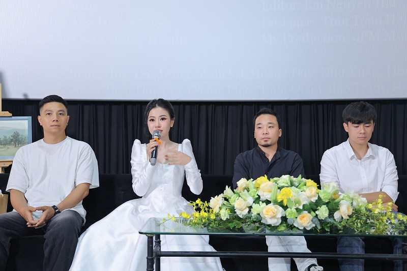 Dieu Ha cung e-kip mang dan Piano nua tan len nui quay MV-Hinh-3