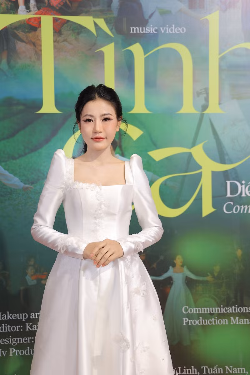 Dieu Ha cung e-kip mang dan Piano nua tan len nui quay MV