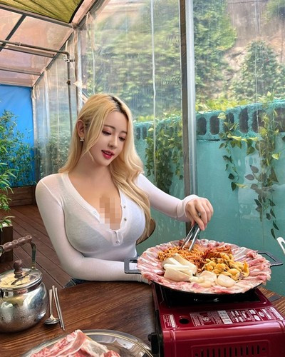 Seon He là một trong những hot girl người Hàn Quốc nổi tiếng. Cô gây chú ý nhờ nhan sắc bốc lửa.