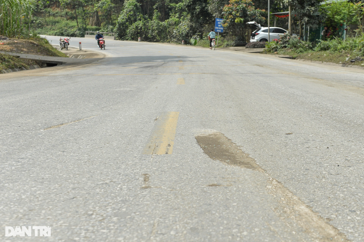 Một số người dân địa phương cho biết, quốc lộ 2 đi qua xã Tứ Quận có nhiều góc cua khuất tầm nhìn, thường xảy ra tai nạn. Tại hiện trường, mặt đường bị cày xới do chiếc xe container lật nghiêng cà mạnh xuống đường.