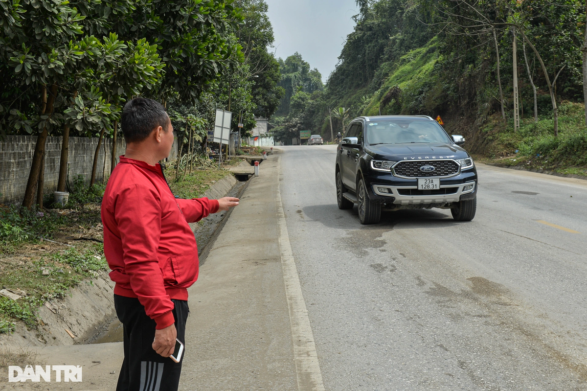 Anh Trần Xuân Thuận (trú thôn Đồng Cầu, xã Tứ Quận, huyện Yên Sơn) cho biết, thời điểm xảy ra tai nạn, người dân nghe thấy tiếng nổ lớn. Sau tiếng nổ, biết có chuyện chẳng lành, anh Thuận vội chạy ra đường kiểm tra phát hiện va chạm giữa xe khách và xe container. "Lúc đấy người bị thương, người tử vong nằm la liệt, cảnh tượng vô cùng đau xót", anh Thuận kể.