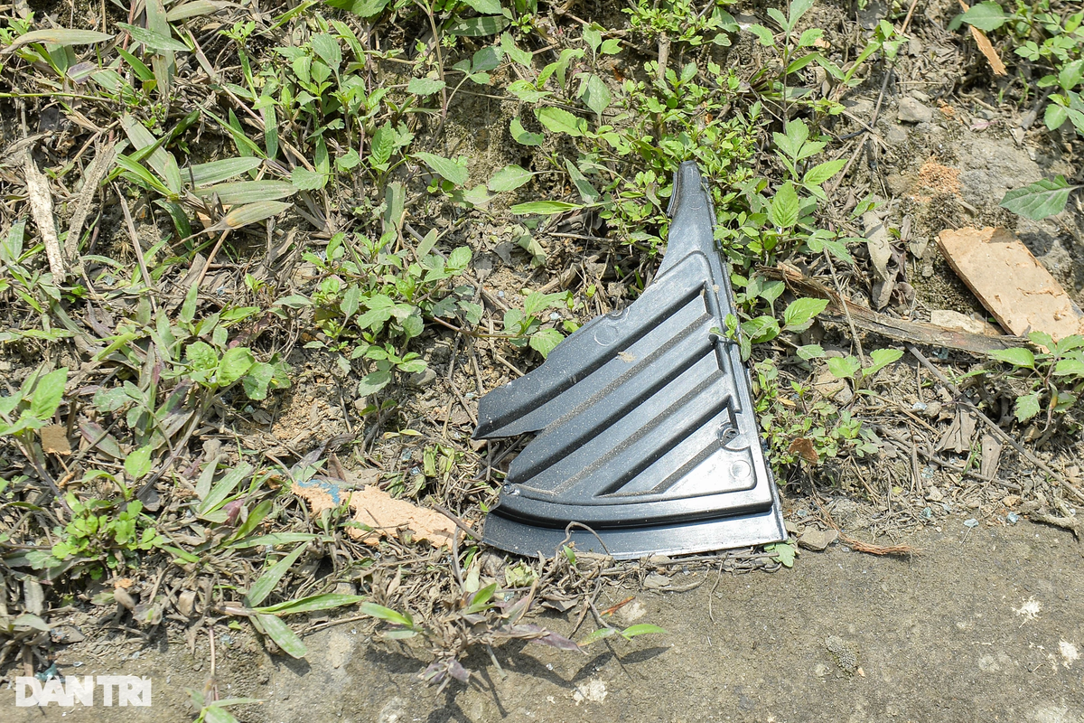 Đến trưa nay, hiện trường vụ tai nạn được người dân cùng lực lượng chức năng dọn dẹp nhưng mảnh vỡ của xe khách vẫn còn vương vãi nhiều nơi.