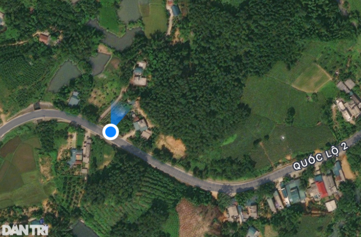 Khu vực xảy ra tai nạn nằm giữa 2 góc cua liên tiếp trên quốc lộ 2 (vị trí được chấm xanh).