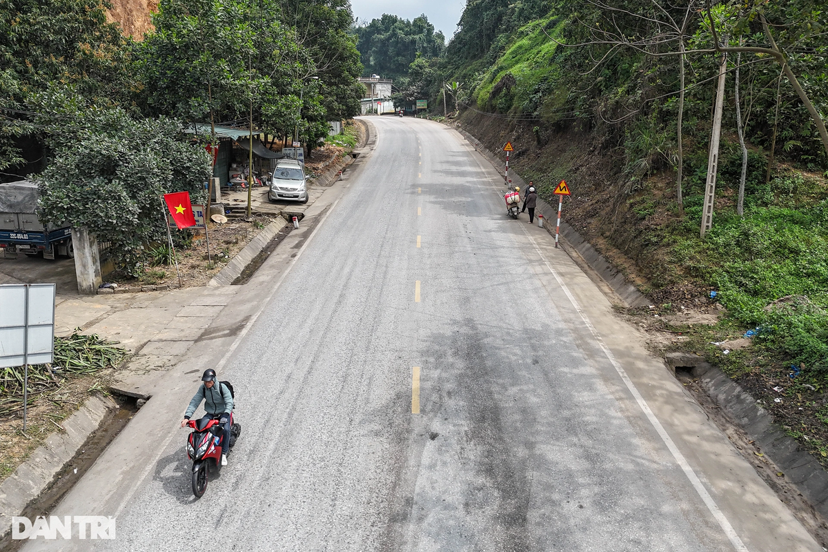 Theo quan sát, góc cua xảy ra tai nạn tầm nhìn hạn chế. Thời điểm tai nạn, ô tô khách chạy 48km/h, còn xe container không ghi nhận được tốc độ.