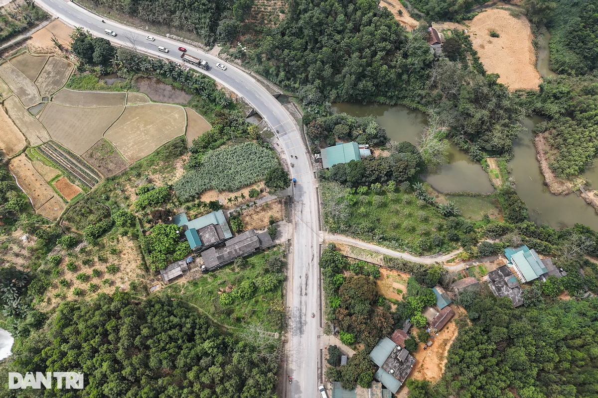 1h36 sáng 5/3, ô tô khách mang BKS 23F-000.xx lưu thông trên quốc lộ 2 theo hướng Hà Giang - Tuyên Quang, khi đến km151 xảy ra va chạm với xe container. Hậu quả vụ tai nạn khiến 5 người tử vong, 5 người bị thương. Ghi nhận của phóng viên Dân trí, vụ tai nạn ô tô xảy ra ở khu vực góc cua thôn Đồng Cầu, xã Tứ Quận, huyện Yên Sơn, tỉnh Tuyên Quang.