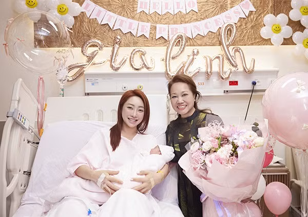 Bé Gia Khang cũng rất vui khi được vào thăm em. Bé Gia Linh được nhận xét nhiều nét giống bố và anh trai Gia Khang. Nói về con gái nhỏ, Lý Thùy Chang chia sẻ với báo giới: "Lúc ghép ảnh Gia Khang ngày đầu tiên ra đời và ảnh Gia Linh, hai con nhìn giống hệt, khiến vợ chồng tôi đều bất ngờ. Anh Bảo vui lắm".