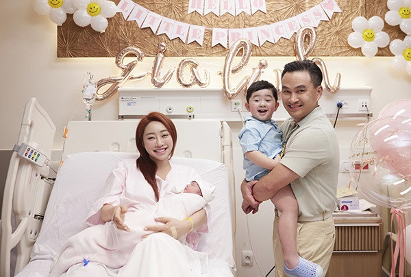 Gia đình hạnh phúc trong ngày đón con gái của Chi Bảo và Lý Thùy Chang.