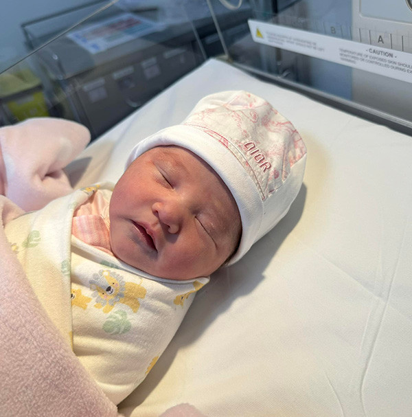 Con gái Chi Bảo sinh vào sáng ngày 23/9 theo phương pháp sinh mổ, có cân nặng 3,3 kg. Những hình ảnh mới nhất của cô bé đã khiến khán giả trầm trồ "từ lúc sinh ra đã chuẩn công chúa nhà giàu", đồ sơ sinh đã dùng hàng hiệu.