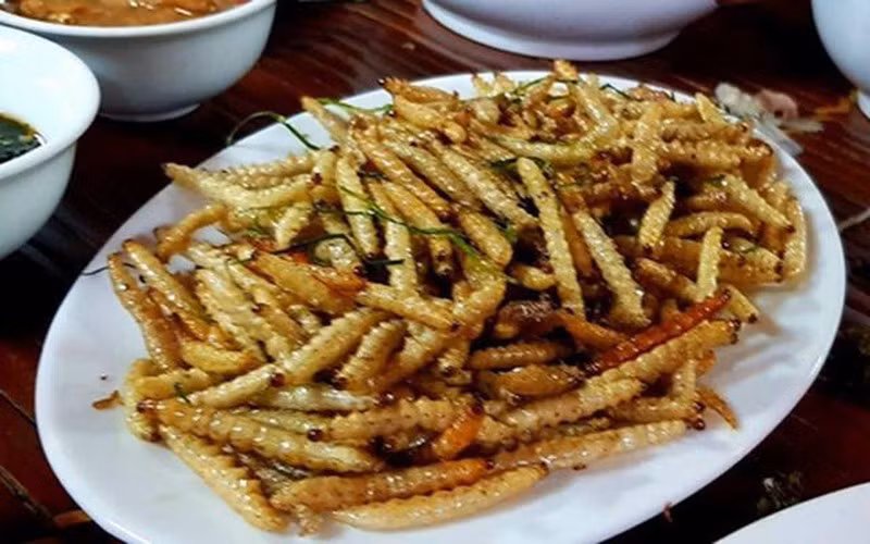 Trên thị trường 1kg sâu chít thường có giá từ 800.000 – 1.000.0000 đồng/kg. Sâu chít có thể chế biến thành nhiều món, trong đó ngon nhất là món sâu chít xào lá chanh. Vị bùi, béo ngậy và ngọt của món sâu này chinh phục bất cứ thực khách nào dù là khó tính đến đâu.