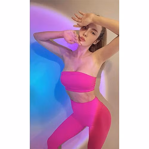 Trên trang cá nhân của Tây Tây, mọi người có thể thấy rõ ràng cô nàng chăm chỉ tập luyện thế nào thông qua những bức ảnh hot girl diện đồ tập khoe cơ thể.