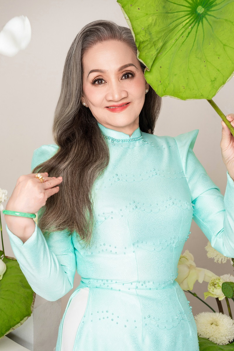 Trước ngày vào studio, mẹ nữ diễn viên đã dành thời gian nghiên cứu các concept của những người phụ nữ có sức ảnh hưởng với thời trang thế giới và đưa ý tưởng cùng stylist của con gái. Bà cũng làm việc chuyên nghiệp từ 8h đến 20h để make up, thay trang phục và chụp ảnh.