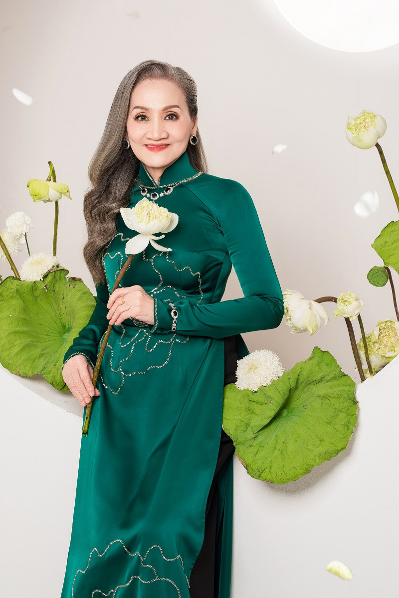 Trong quá trình chụp ảnh, Lý Nhã Kỳ bất ngờ với sự tự tin, làm chủ ống kính của mẹ ruột. Cô nói trong một số khoảnh khắc cứ ngỡ mẹ mình là một minh tinh thực thụ.