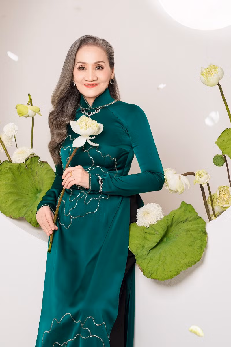 Trong quá trình chụp ảnh, Lý Nhã Kỳ bất ngờ với sự tự tin, làm chủ ống kính của mẹ ruột. Cô nói trong một số khoảnh khắc cứ ngỡ mẹ mình là một minh tinh thực thụ.