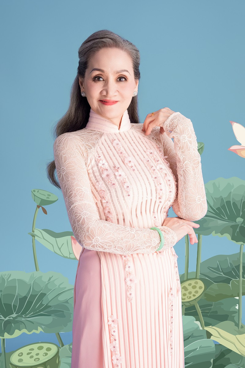 Cựu Đại sứ du lịch Việt Nam tiết lộ bản thân ngưỡng mộ nhan sắc của mẹ. Cô nói vẻ ngoài của mình cũng thừa hưởng nhiều đường nét từ đấng sinh thành và mong khi về già cũng được một phần như mẹ.