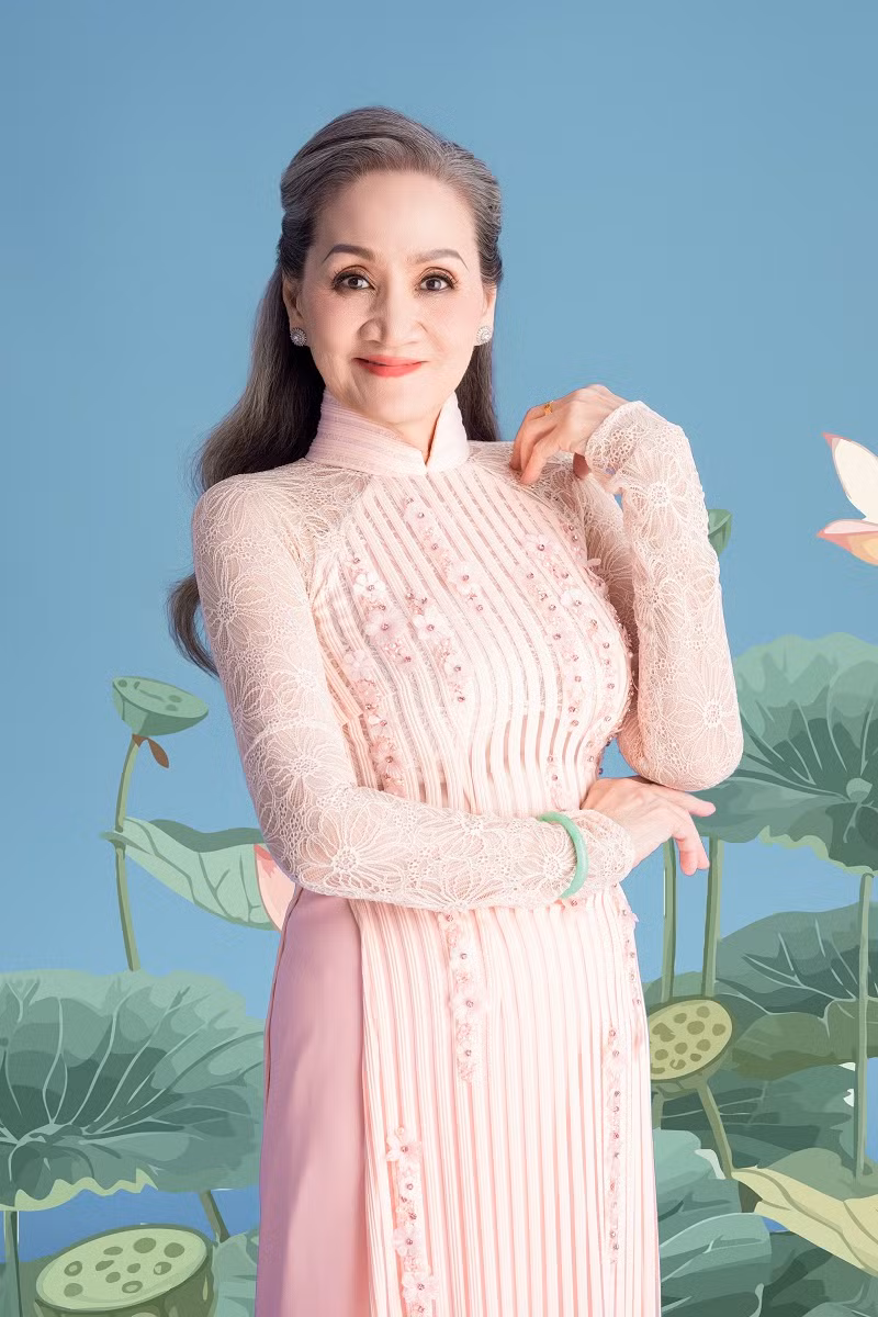 Cựu Đại sứ du lịch Việt Nam tiết lộ bản thân ngưỡng mộ nhan sắc của mẹ. Cô nói vẻ ngoài của mình cũng thừa hưởng nhiều đường nét từ đấng sinh thành và mong khi về già cũng được một phần như mẹ.