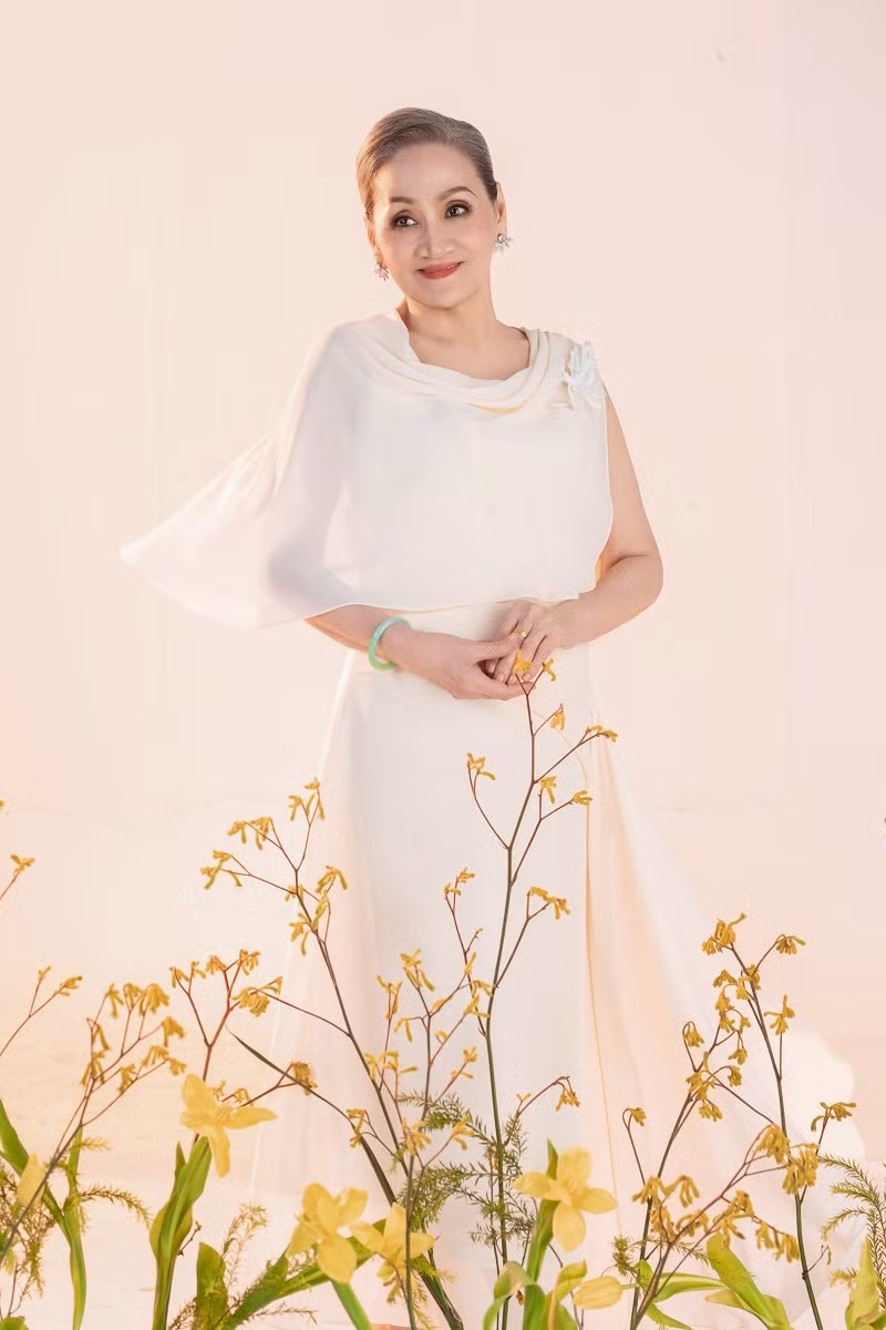 Theo Lý Nhã Kỳ, từ ngày còn trẻ, mẹ cô đã vất vả lo cho toan cho gia đình, nuôi 3 chị em cô ăn học. Hiểu được những khó khăn đó, nữ diễn viên nỗ lực để thành công, bù đắp lại cho đấng sinh thành. Khi đã có được những thành tựu trong nghệ thuật lẫn kinh doanh, người đẹp không tuổi dành thời gian cho mẹ nhiều hơn. Cô không ngại chi tiền tỷ để xây biệt phủ, tặng resort để mẹ có thêm niềm vui khi tận hưởng tuổi già.