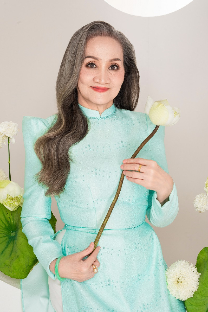 Lý Nhã Kỳ bật mí ở bộ ảnh lần này, cô muốn mang đến hai phong cách khác nhau cho mẹ ruột, khi thì nền nã, duyên dáng với áo dài, khi thì thời thượng, sang trọng với loạt váy áo đắt tiền.