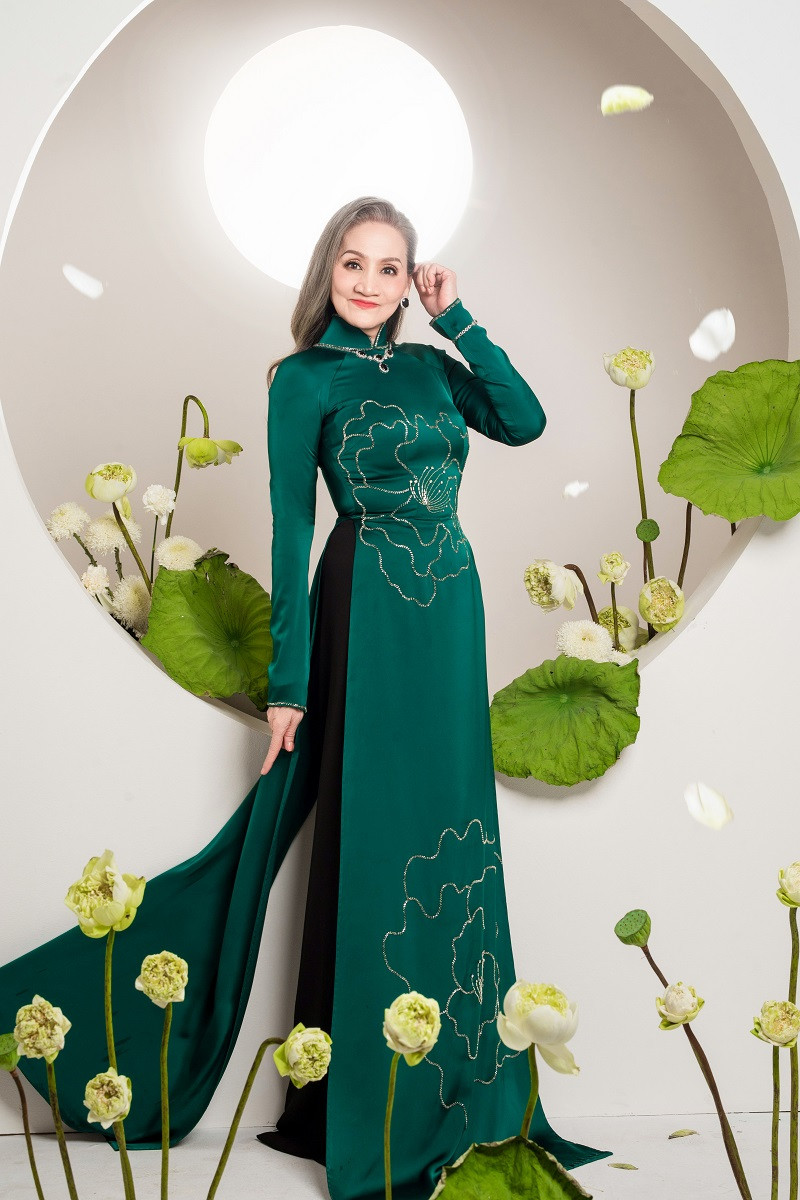 Bản thân Lý Nhã Kỳ cũng bất ngờ khi các layout đều đạt thẩm mỹ tốt nhất. "Nhiều khi tôi thấy mẹ còn đẹp và sang trọng hơn cả tôi", nữ diễn viên chia sẻ.