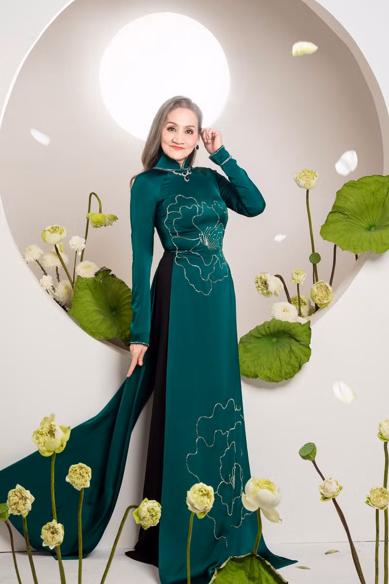 Bản thân Lý Nhã Kỳ cũng bất ngờ khi các layout đều đạt thẩm mỹ tốt nhất. "Nhiều khi tôi thấy mẹ còn đẹp và sang trọng hơn cả tôi", nữ diễn viên chia sẻ.