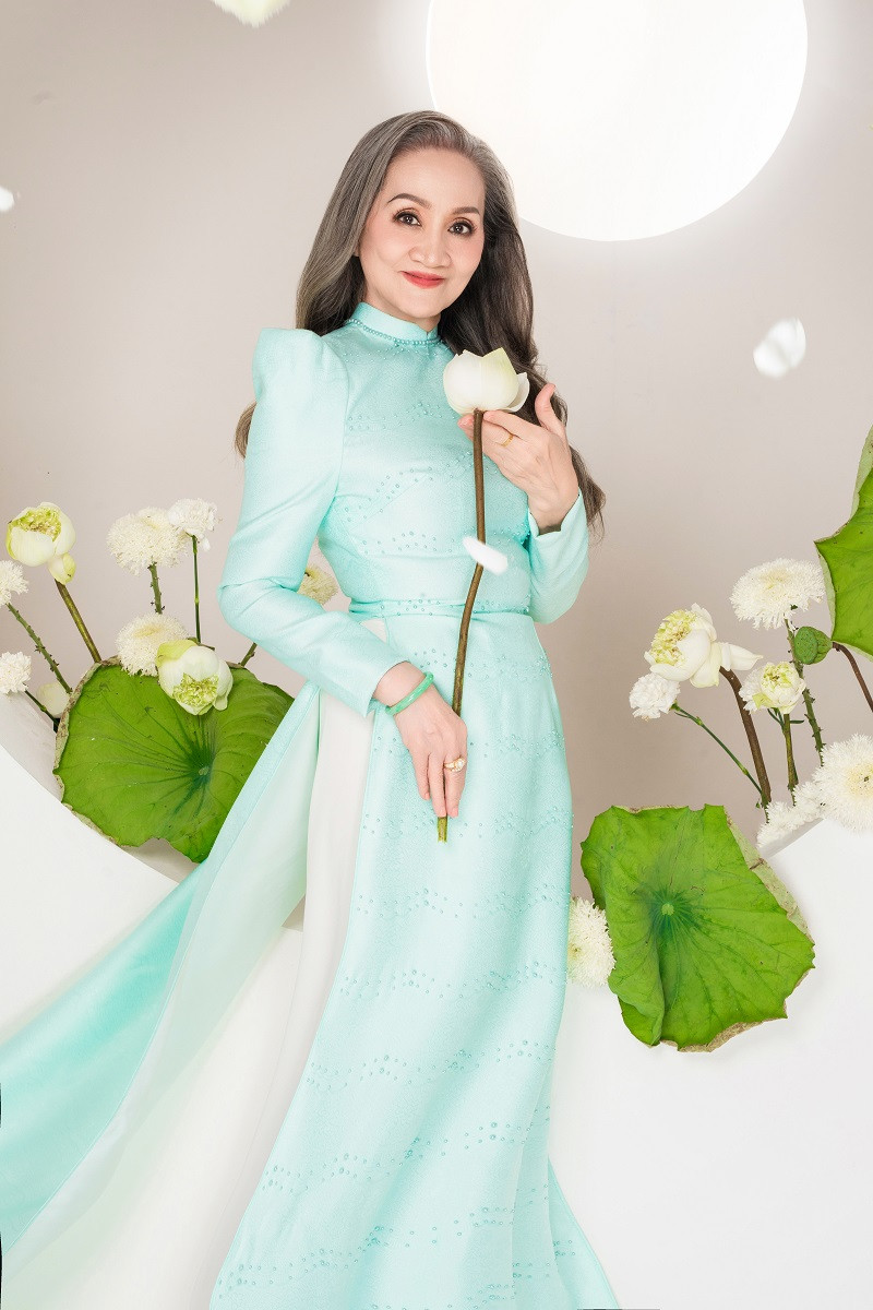 Đối với nữ diễn viên Kiều nữ và đại gia, bộ ảnh không chỉ là món quà dành tặng đấng sinh thành dịp Vu Lan mà hơn hết, cô muốn truyền tải thông điệp về giá trị của gia đình, đồng thời truyền cảm hứng cho những bà mẹ ngoài kia hãy tự tin, hạnh phúc dù ở bất kỳ độ tuổi nào.