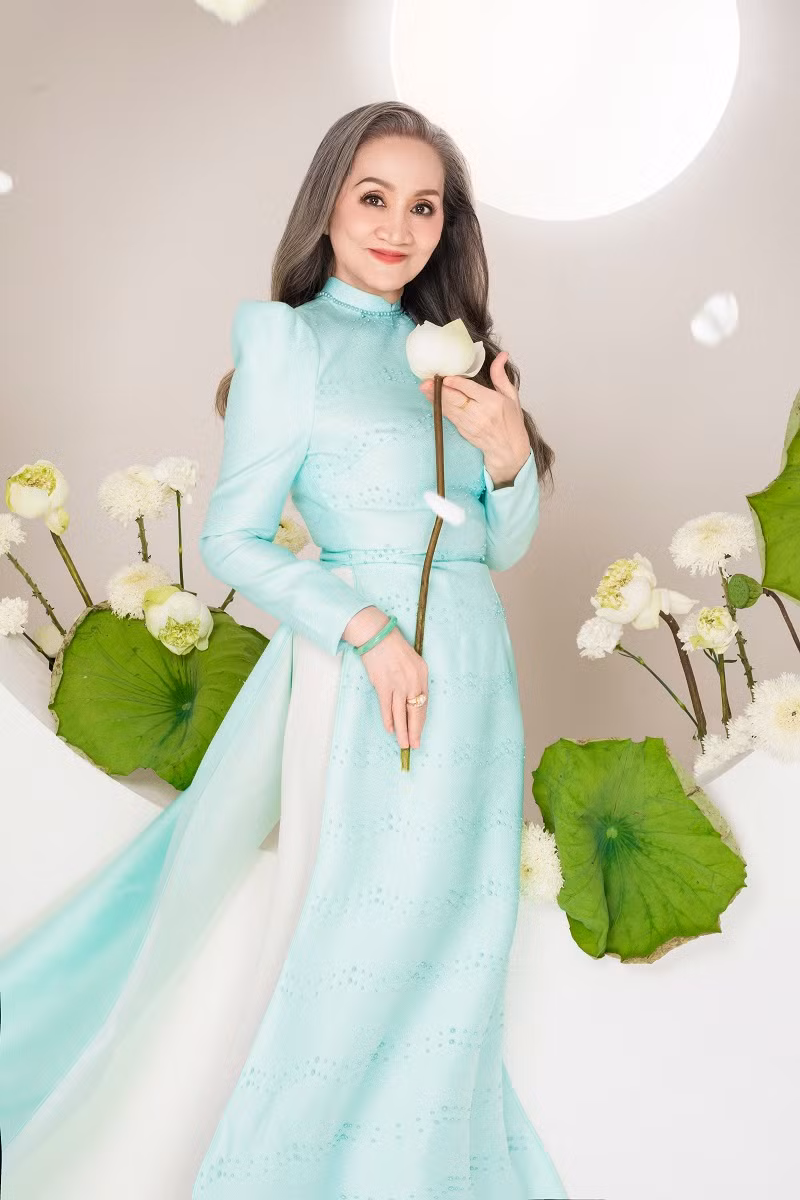 Đối với nữ diễn viên Kiều nữ và đại gia, bộ ảnh không chỉ là món quà dành tặng đấng sinh thành dịp Vu Lan mà hơn hết, cô muốn truyền tải thông điệp về giá trị của gia đình, đồng thời truyền cảm hứng cho những bà mẹ ngoài kia hãy tự tin, hạnh phúc dù ở bất kỳ độ tuổi nào.