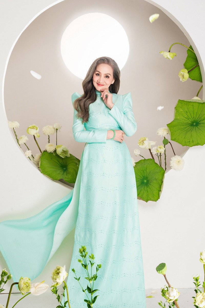 Dịp Vu Lan, Lý Nhã Kỳ quyết định thực hiện bộ ảnh mới dành tặng mẹ ruột. Dù bận rộn công việc nhưng cô và ê-kíp cất công lên ý tưởng, lựa chọn trang phục giúp đấng sinh thành tự tin khoe sắc vóc trẻ trung dù đã ngoài 70 tuổi.