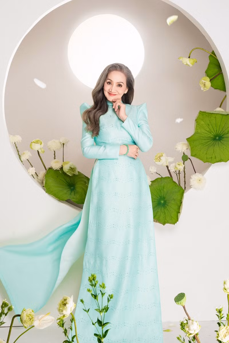 Dịp Vu Lan, Lý Nhã Kỳ quyết định thực hiện bộ ảnh mới dành tặng mẹ ruột. Dù bận rộn công việc nhưng cô và ê-kíp cất công lên ý tưởng, lựa chọn trang phục giúp đấng sinh thành tự tin khoe sắc vóc trẻ trung dù đã ngoài 70 tuổi.