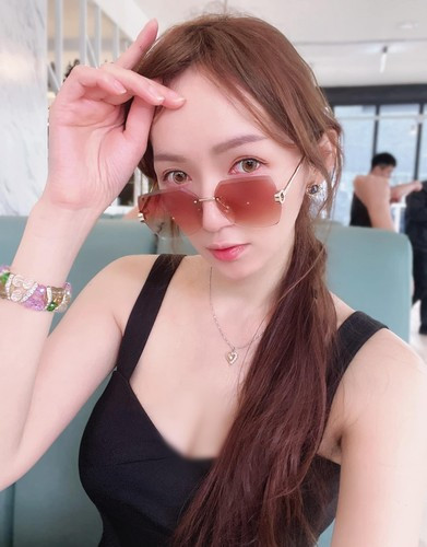 Theo tìm hiểu, hot girl Sansa, người Trung Quốc, sở hữu chiều cao 1m73. Với khuôn mặt xinh đẹp và đôi chân dài tới 1,08m, Sansa luôn nổi bật dù xuất hiện ở bất cứ đâu.