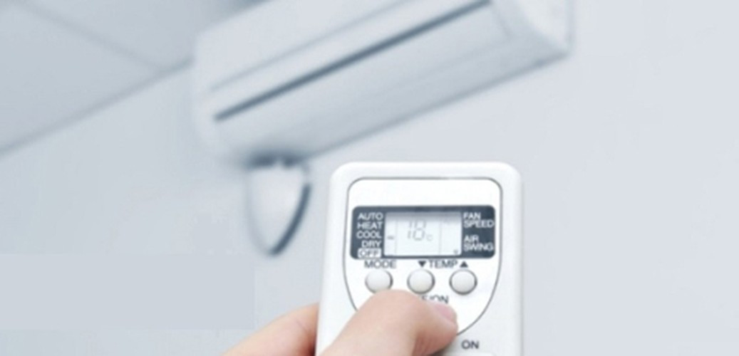 Bật điều hòa chế độ khô. Khởi động chế độ “dry”, không khí trong phòng sẽ đi qua máy lạnh, một lượng lớn hơi nước sẽ ngưng tụ tại dàn lạnh. Tiếp đó, máy sẽ thổi phần không khí khô ra phòng, nước đọng sẽ được dẫn ra ngoài thông qua ống dẫn. Đây là cách chống nồm tốt nhất, không cần phải mua máy hút ẩm chuyên dụng mà vẫn đảm bảo nhà khô sạch, lưu thông không khí, đảm bảo sức khỏe cho các thành viên trong gia đình.