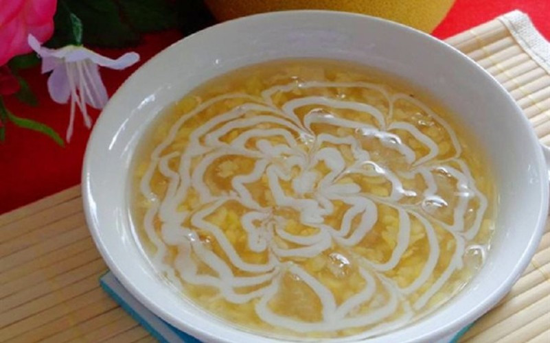 Bát chè bưởi thơm mùi lá dứa, vị ngọt thanh mát, đỗ xanh bùi bùi và nước cốt dừa beo béo là sự kết hợp thật hoàn hảo giải nhiệt trong những ngày nắng nóng.