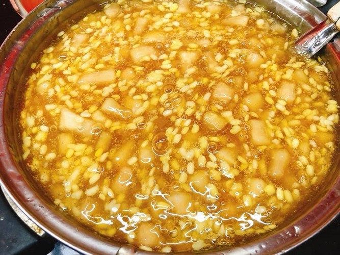 Chè bưởi là một món chè thanh mát và luôn được yêu thích trong những ngày hè nóng nực. Chè bưởi có vị ngọt mát, rất dễ ăn, vừa giải khát lại vừa thanh nhiệt.