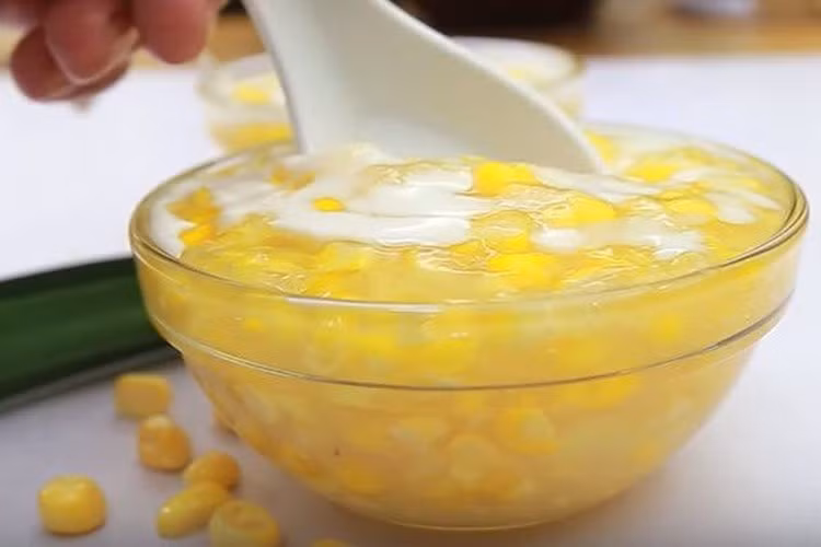 Chén chè khá đẹp mắt với những hạt bắp vàng ươm, vị giòn ngọt hấp dẫn, nước chè hơi đặc, vị ngọt dịu và thoang thoảng mùi bắp thơm, kết hợp với nước cốt dừa béo ngậy, không chỉ ngon mà còn nhiều dưỡng chất.