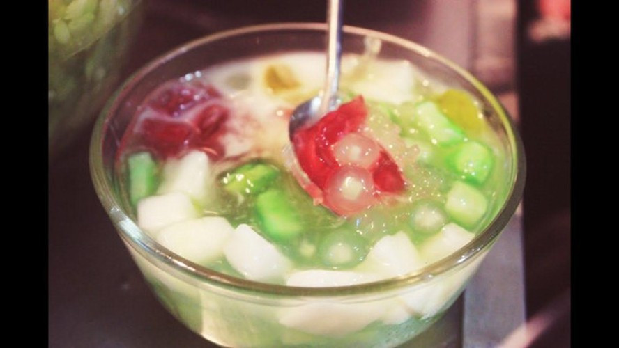 Màu xanh của thạch dứa, trắng đục của thạch dừa, màu đỏ của hạt trân châu… tạo nên bức tranh vô cùng hấp dẫn. Vị giòn giòn và ngọt mát của hạt trân châu, vỏ bên ngoài hơi dai dai với vị thơm ngậy của nước cốt dừa thơm mát khiến ai cũng thích.