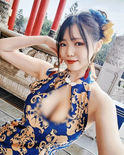 Hot girl có thể tuỳ ý diện bất cứ trang phục nào mà mình muốn. Tuy nhiên, cô nàng ưa thích nhất là những bộ đồ cắt xẻ táo bạo.
