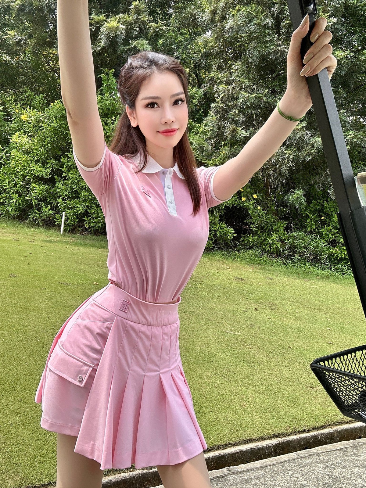 Mỹ nhân quê Bắc Ninh sắm tủ đồ đa dạng, ít khi mặc trùng lặp mỗi lần ra sân golf.