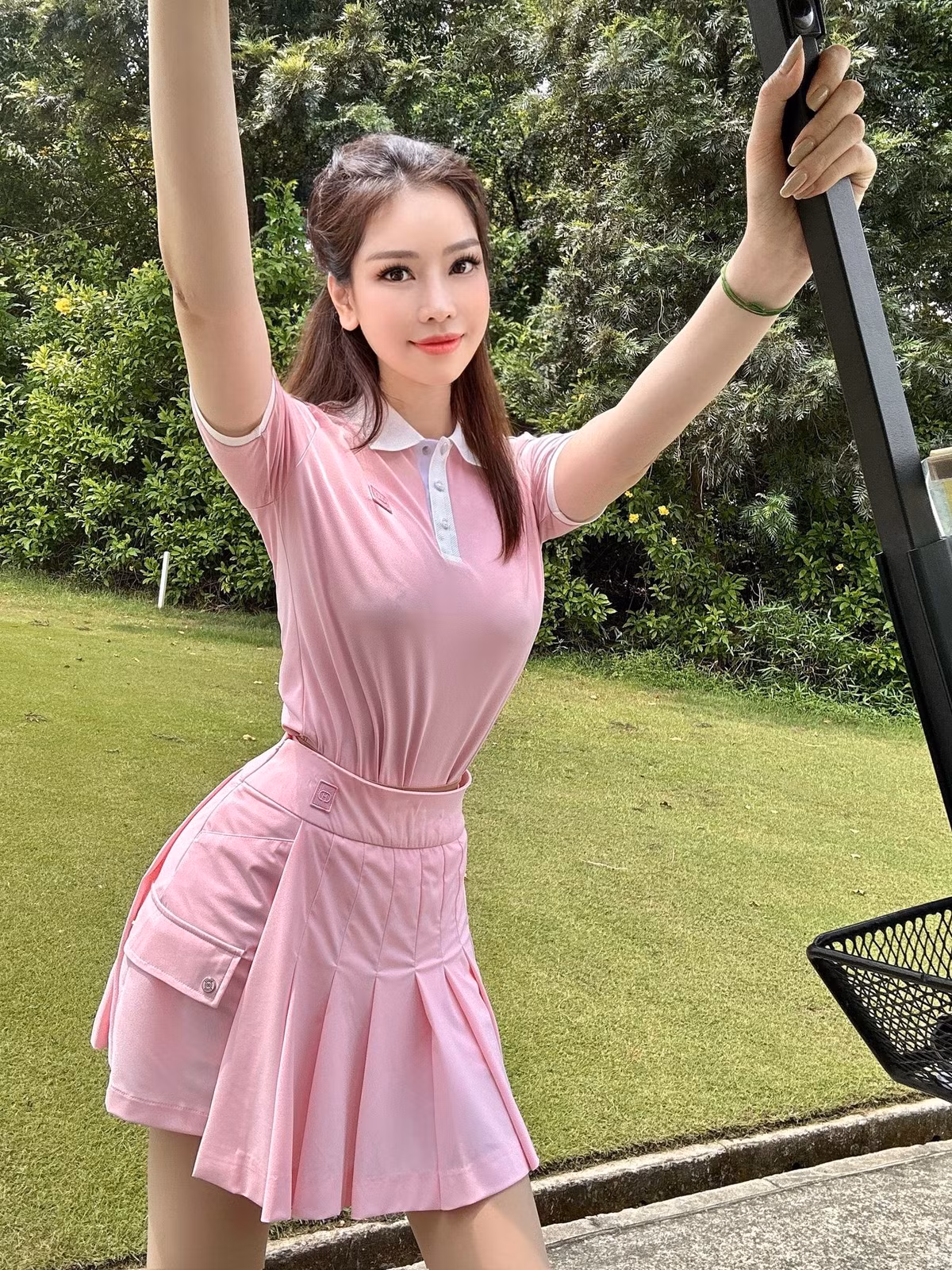 Mỹ nhân quê Bắc Ninh sắm tủ đồ đa dạng, ít khi mặc trùng lặp mỗi lần ra sân golf.