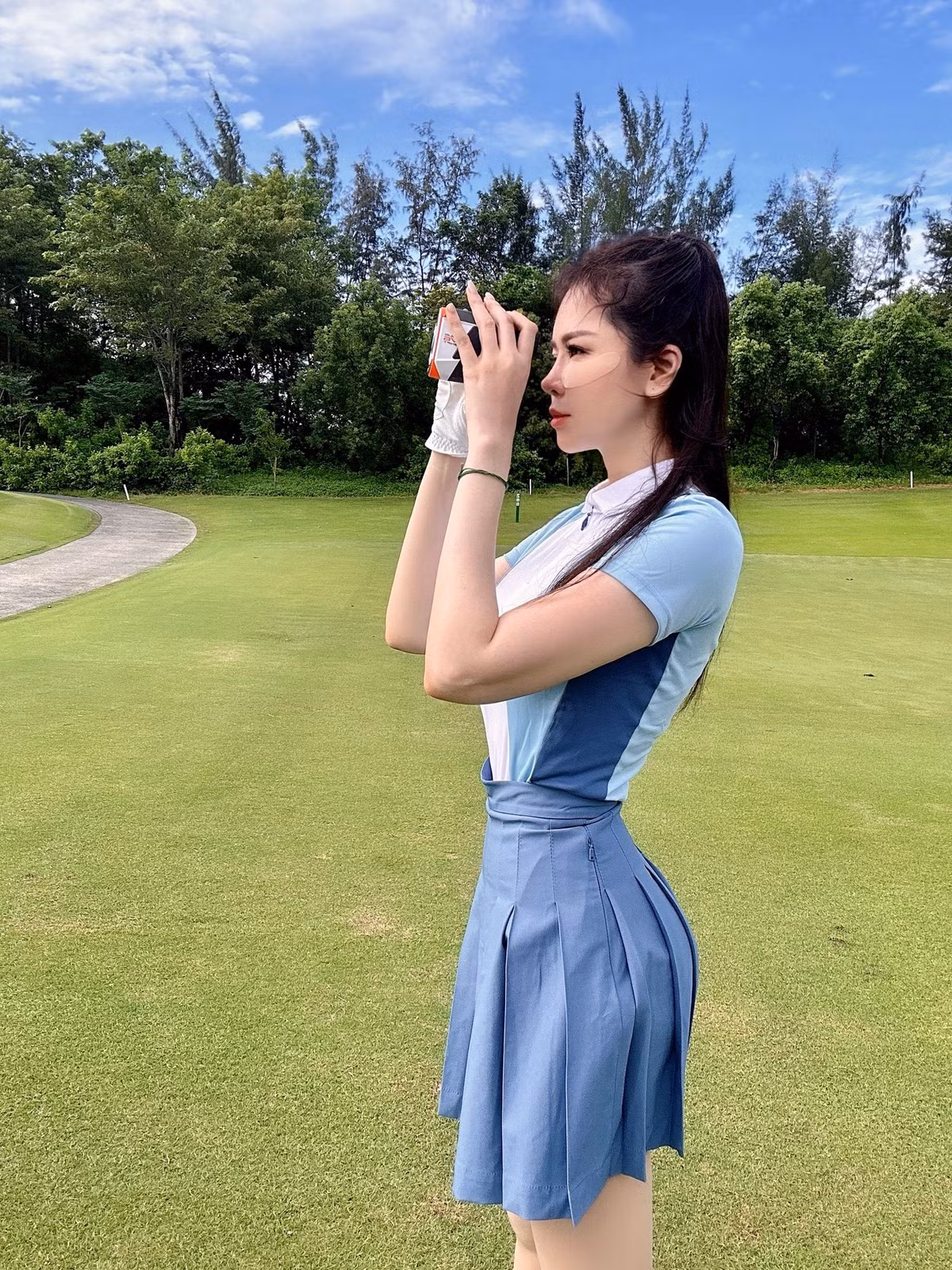 Mỗi lần ra sân, nữ doanh nhân khoe một bộ trang phục xinh xắn.