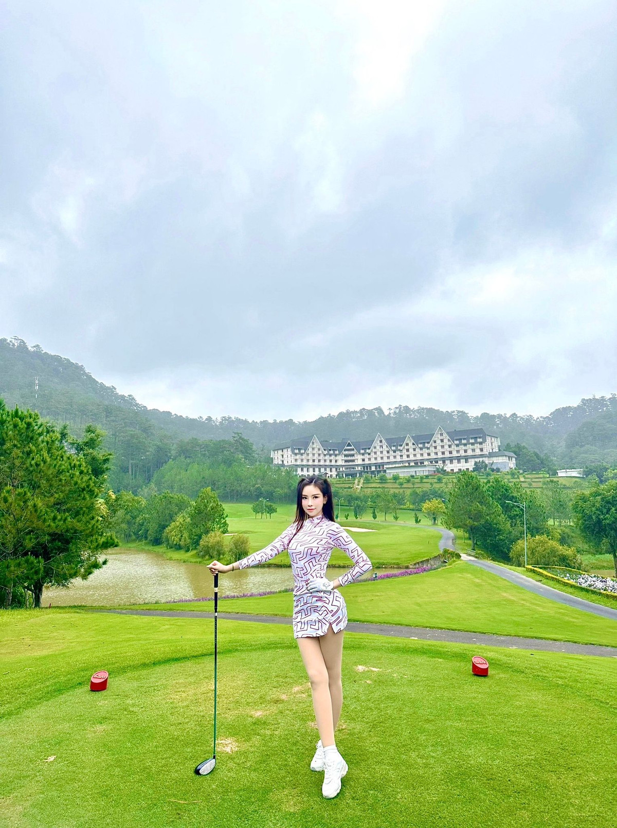 Thử sức với môn thể thao được mệnh danh “dành cho giới quý tộc”, cựu siêu mẫu tập tành chăm chỉ.