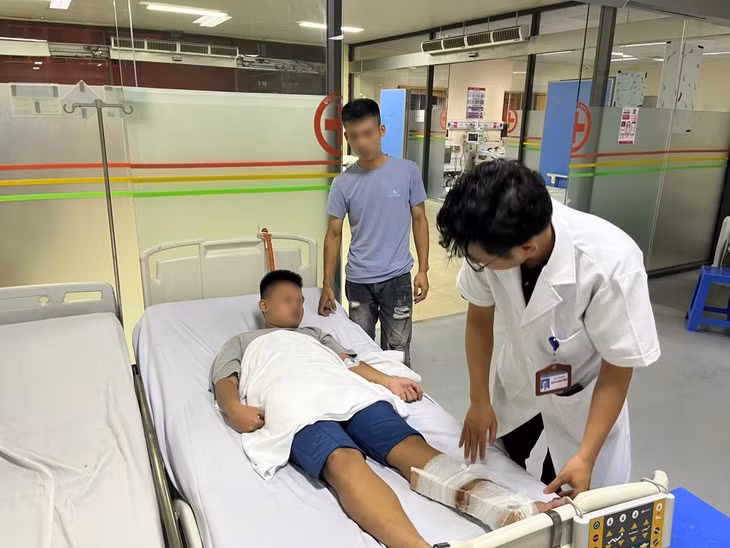 Bac si cang minh cuu benh nhan trong dem bao do bo-Hinh-2