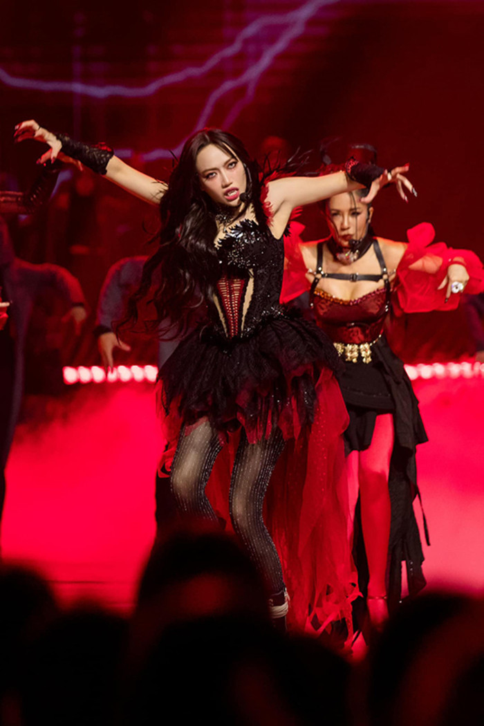 Khán giả thích thú khi Diệu Nhi chế ảnh mình trong công diễn 5 của 'Chị đẹp đạp gió rẽ sóng' trông như ma cà rồng.