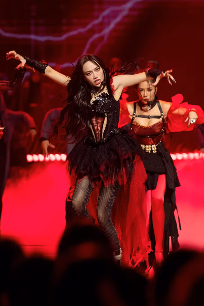 Khán giả thích thú khi Diệu Nhi chế ảnh mình trong công diễn 5 của 'Chị đẹp đạp gió rẽ sóng' trông như ma cà rồng.