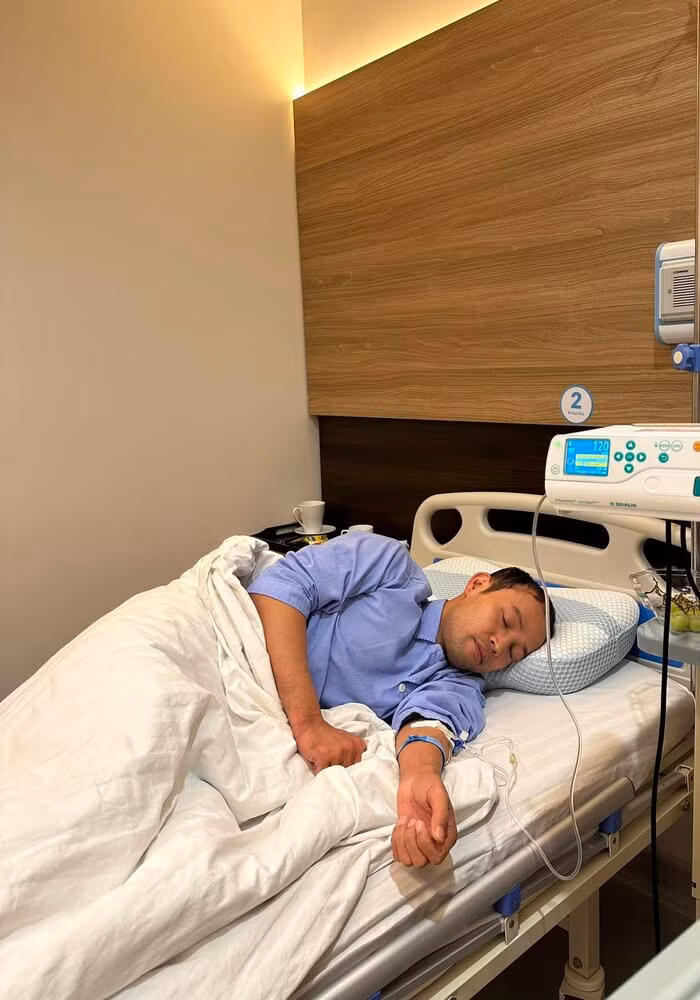 Diễn viên Thái Sơn đăng ảnh nằm viện, xin lỗi tạm gác các dự án còn dang dở.