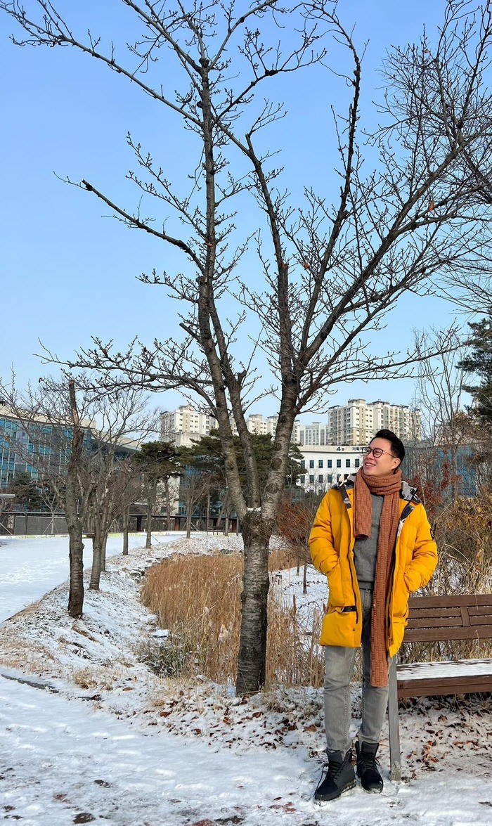 "Sáng đi dạy, Hà Nội đầy tuyết trắng", MC Lê Anh trêu đùa bạn bè trên trang cá nhân.