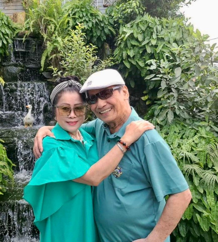 Vợ chồng NSND Trần Hiếu tận hưởng tuổi già hạnh phúc bên nhau.