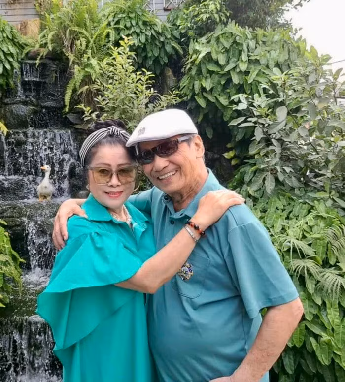 Vợ chồng NSND Trần Hiếu tận hưởng tuổi già hạnh phúc bên nhau.