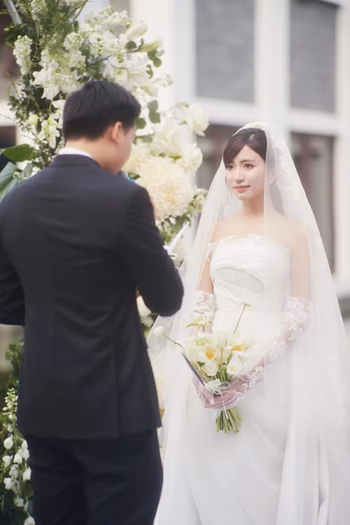 Ngọc Huyền 'Thương ngày nắng về' đăng lại một số khoảnh khắc đáng nhớ trong lễ cưới hôm 20/1 để cảm ơn mọi người đã chúc phúc cho mình.