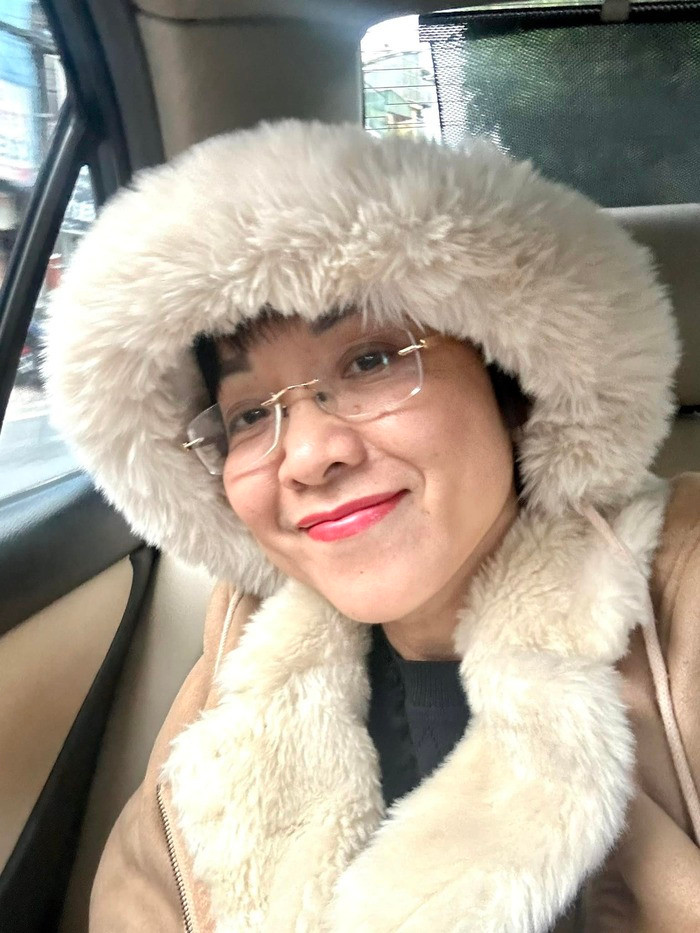 MC Thảo Vân mặc áo lông, đội mũ lông kín mít đảm bảo ấm 'từ đầu tới chân', vượt gần 50km tới chỗ làm.